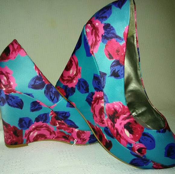 💕EUC Madden girl rose print platform wedges - Picture 2 of 7